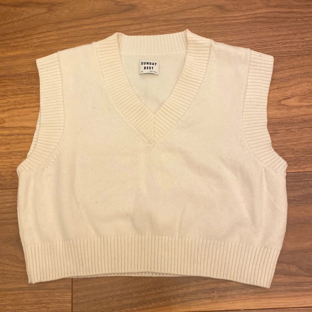 Barley worn. Good fabric. XS tiny tiny blemish
